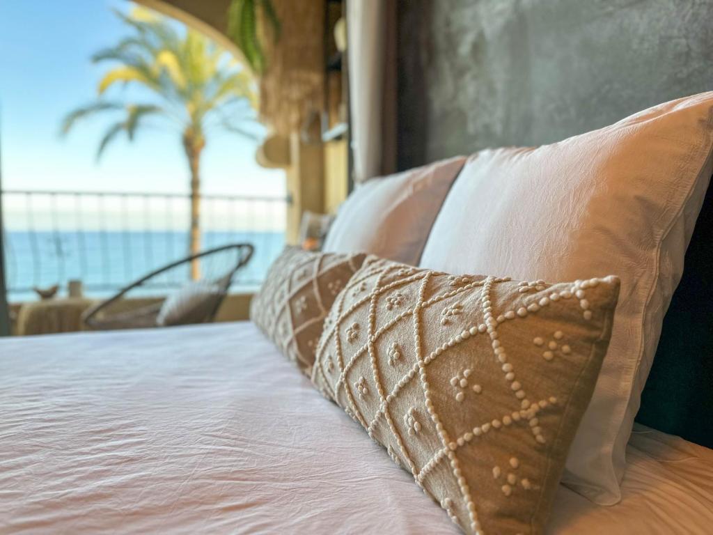 Postel nebo postele na pokoji v ubytování Orilla de Mar: Vistas de ensueño en Cala Almadraba