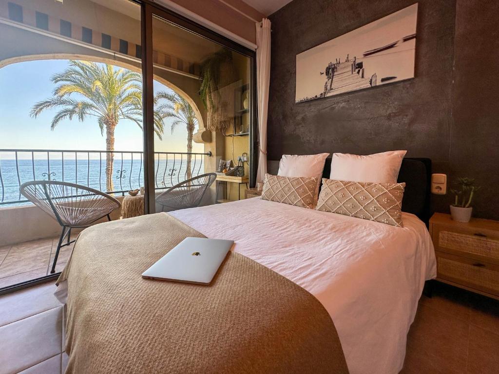 Postel nebo postele na pokoji v ubytování Orilla de Mar: Vistas de ensueño en Cala Almadraba