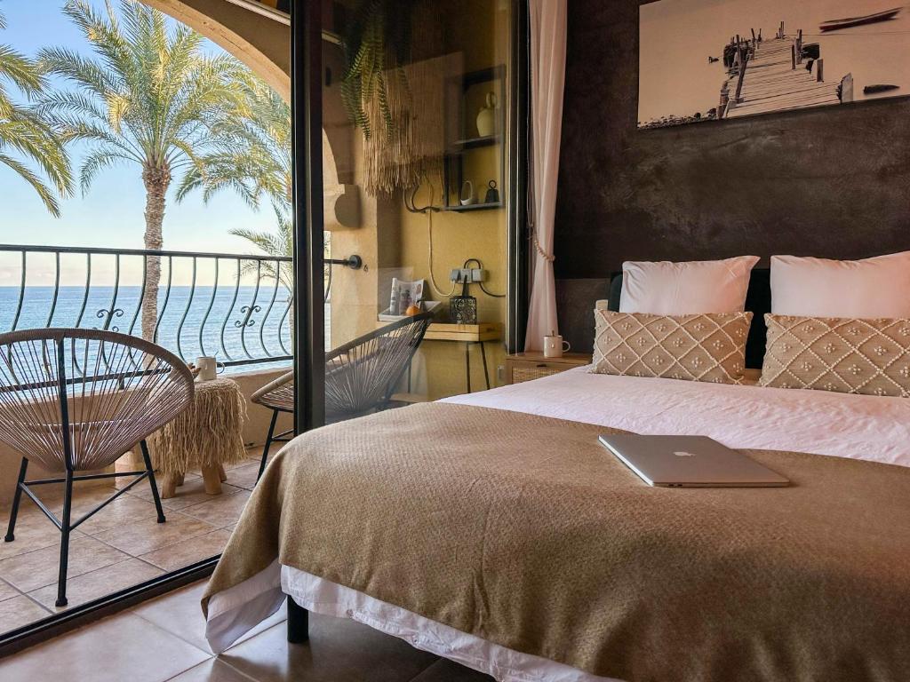 - une chambre avec un lit et une vue sur l'océan dans l'établissement Orilla de Mar: Vistas de ensueño en Cala Almadraba, à El Campello