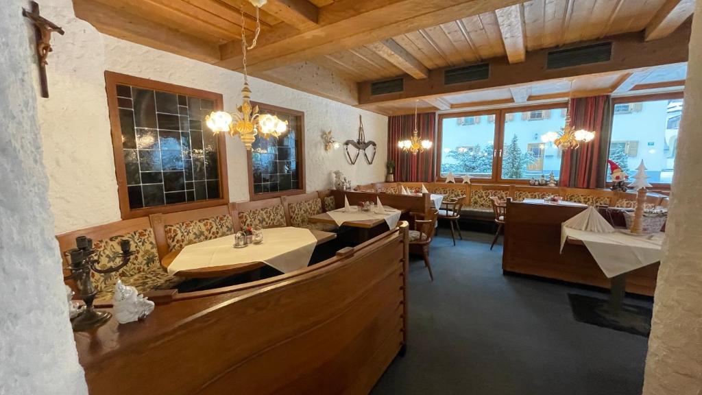 Restoran või mõni muu söögikoht majutusasutuses Hotel Alpenrose