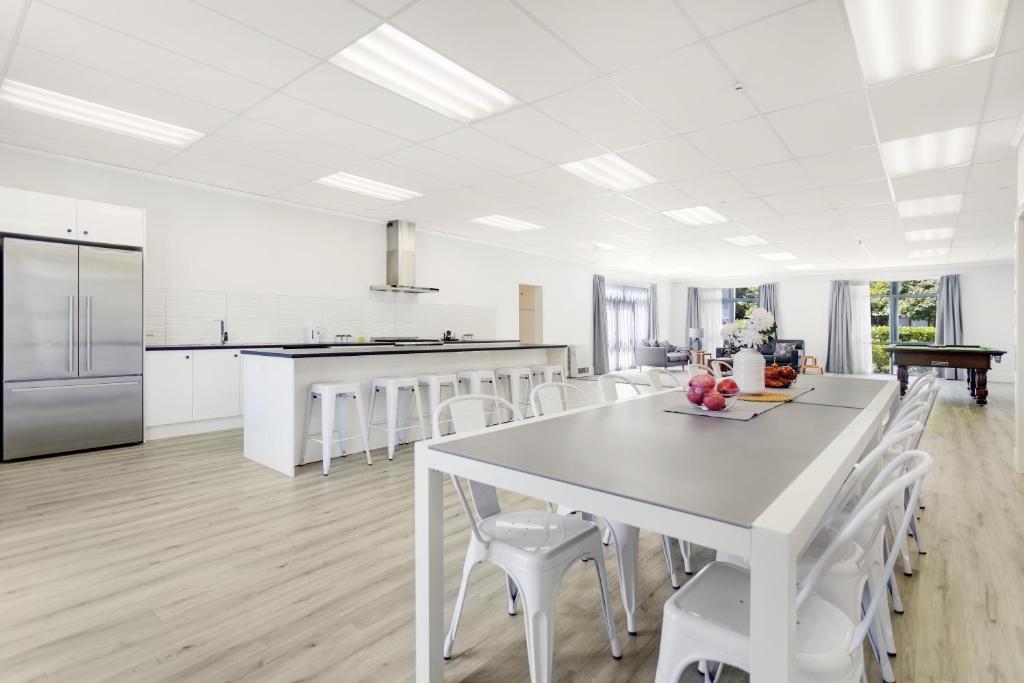 Køkken eller tekøkken på Deluxe 280sqm 3 bedroom with Pool Table - 200m to beach