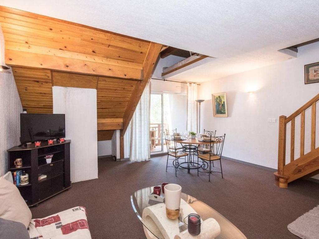 サン・ラリー・スランにあるAppartement Saint-Lary-Soulan, 3 pièces, 6 personnes - FR-1-296-265のリビングルーム(ソファ、テーブル付)