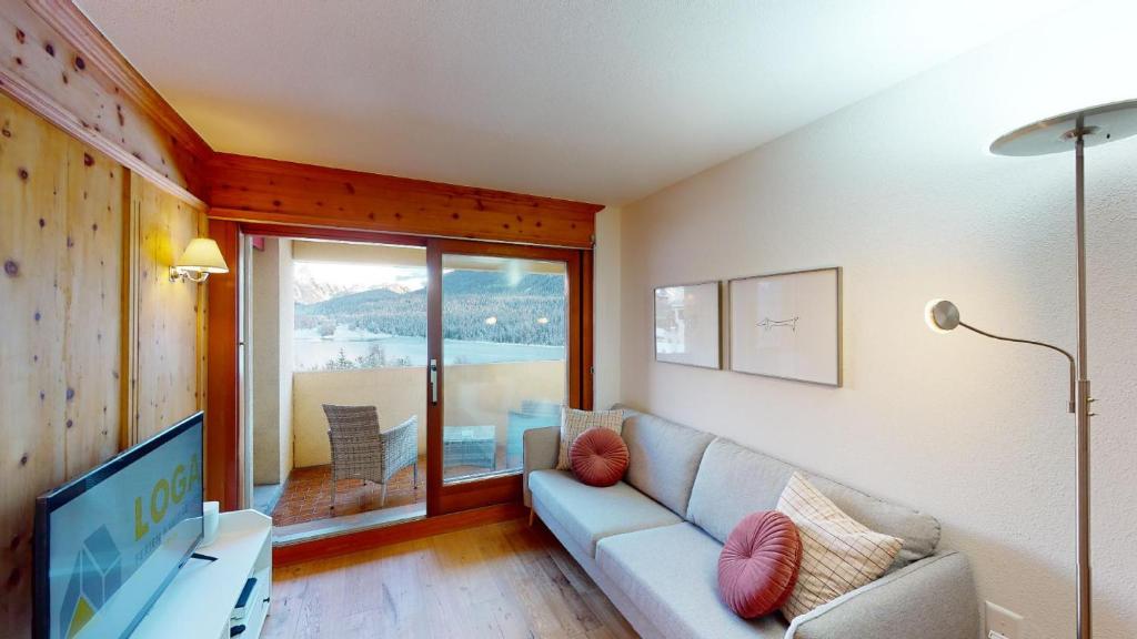 un soggiorno con un divano e una TV di Abitaziun Caspar Badrutt 306 - St Moritz a Sankt Moritz
