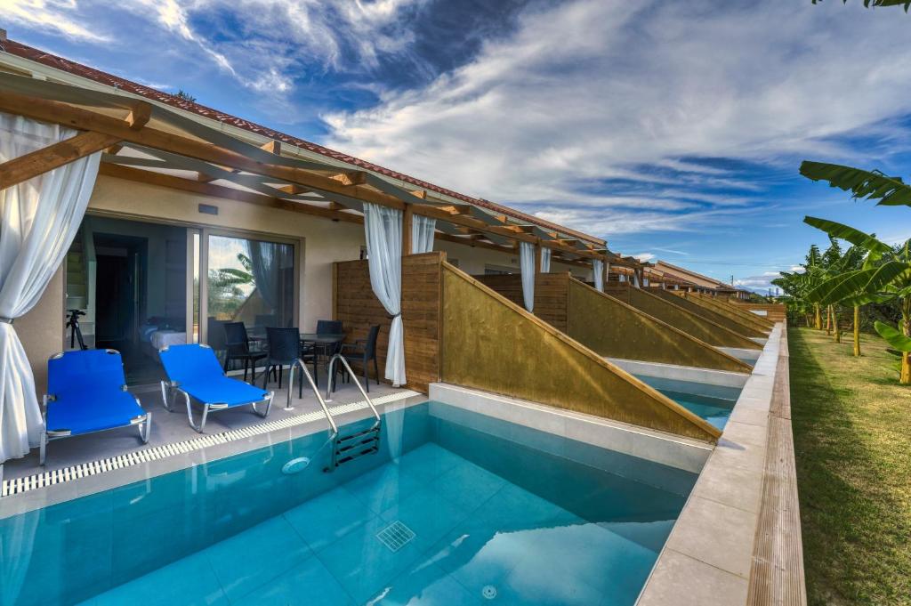 una villa con piscina e una casa di Kozanos Suites with Private Pool ad Amoudi