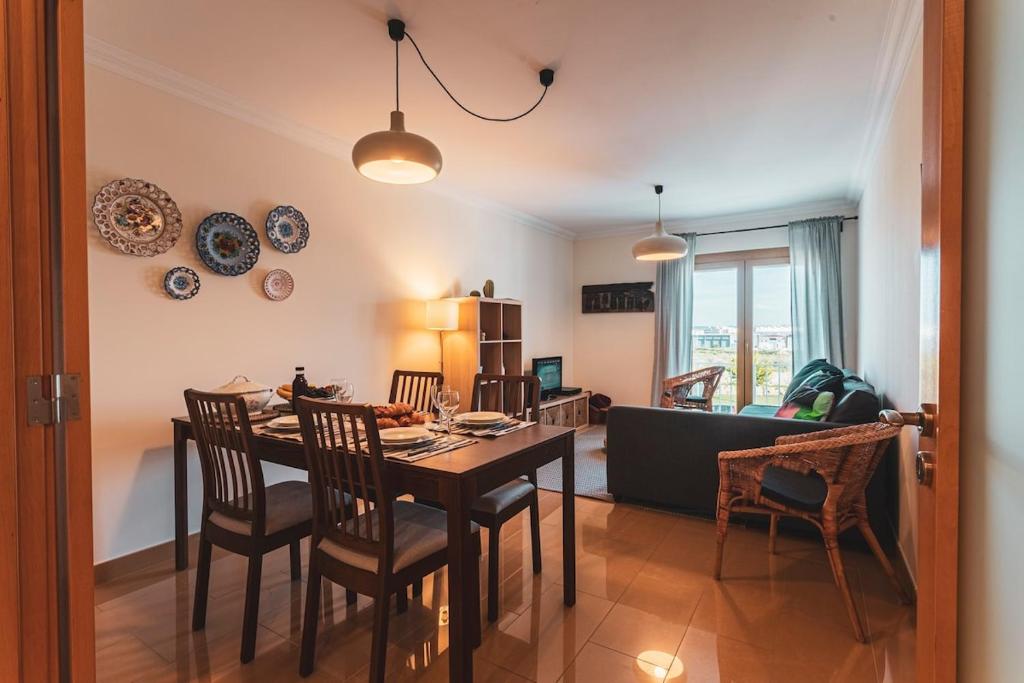 jadalnia i salon ze stołem i krzesłami w obiekcie Best Houses 13 - Peniche Great Location w mieście Peniche