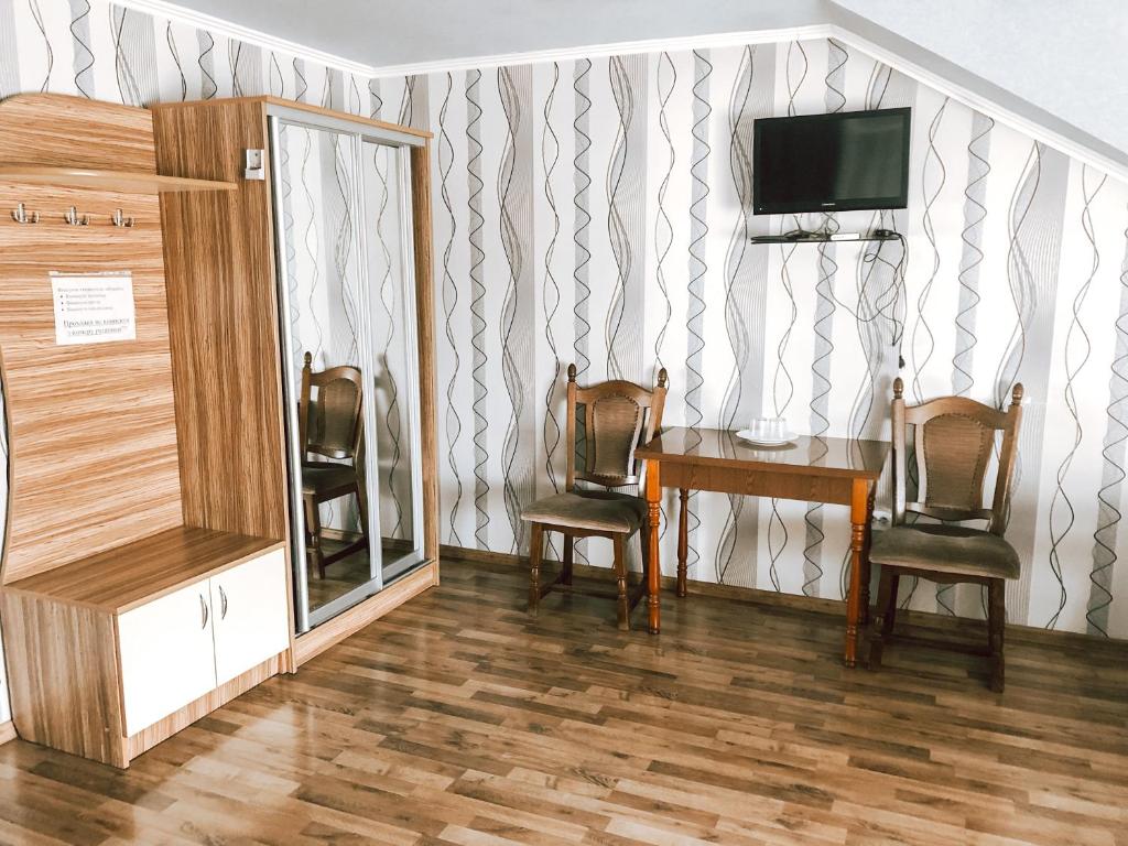TV a/nebo společenská místnost v ubytování Koral Hotel