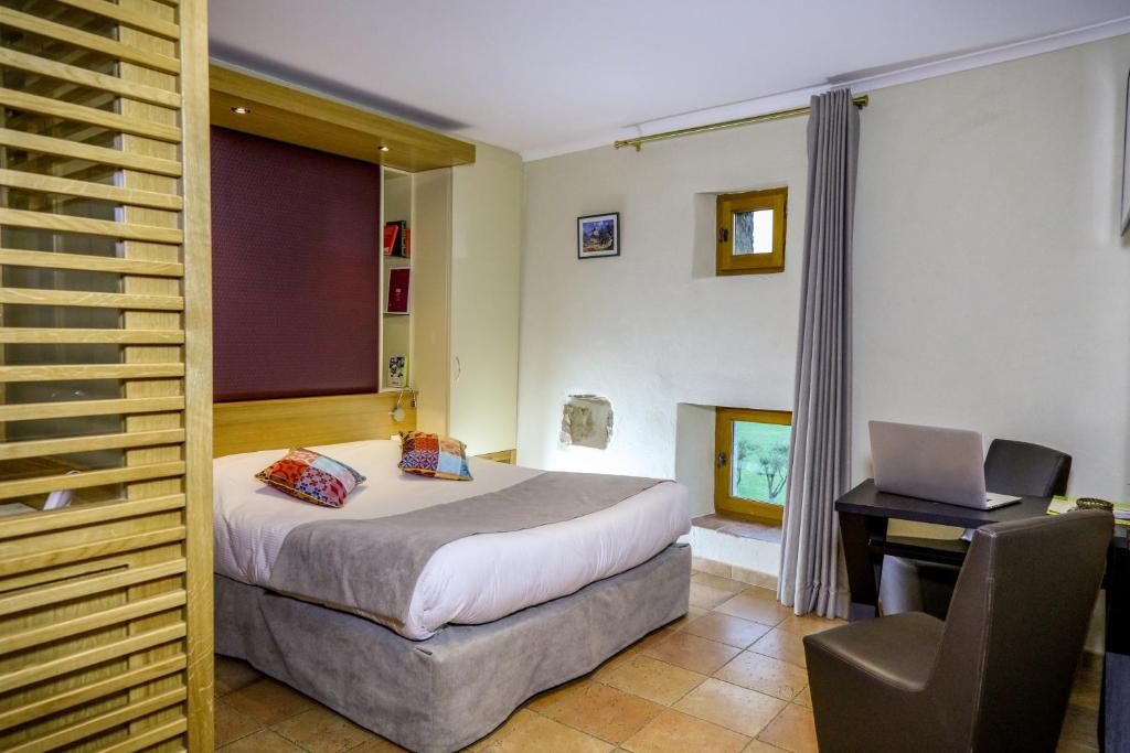Postel nebo postele na pokoji v ubytování Logis Auberge Les Murets Hotel Restaurant Spa