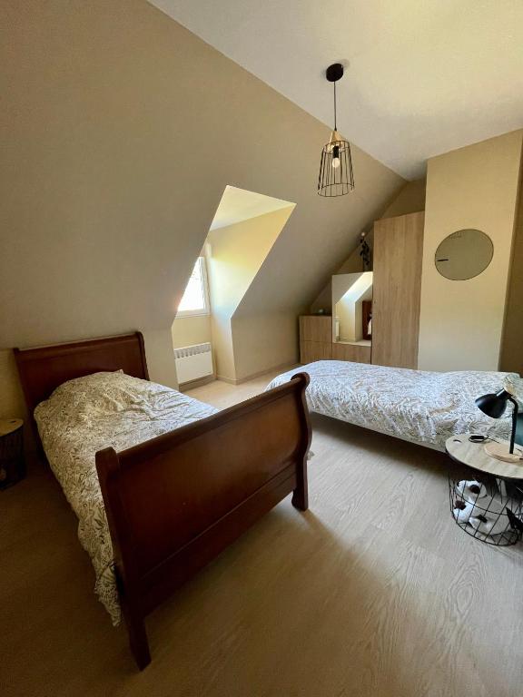 a large bedroom with a bed and a table at L&#39;écureuil de la Baie - maison en Baie de Somme in Mons-Boubert