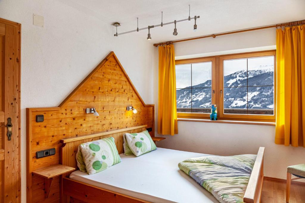 1 dormitorio con 1 cama en una casa de madera en Rofanblick en Gattererberg