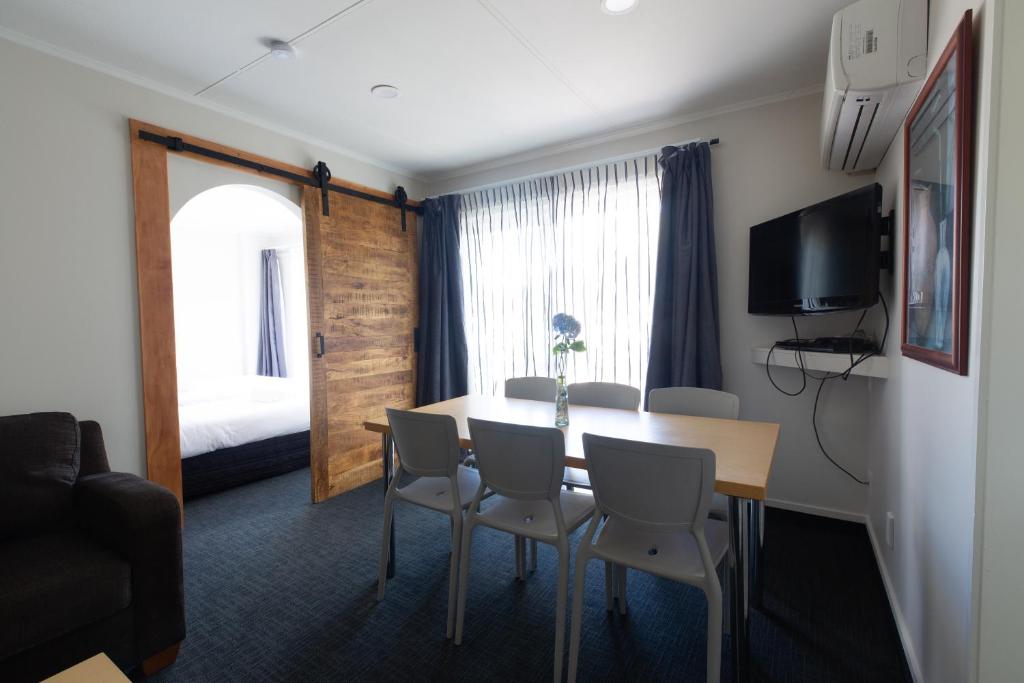 TV a/nebo společenská místnost v ubytování Lake Breeze Motel