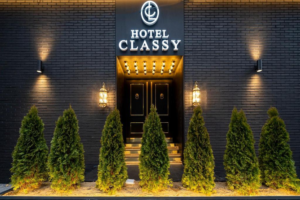 a hotel lobby with a hotel classify sign on a brick building at Hotel Classy in Seoul