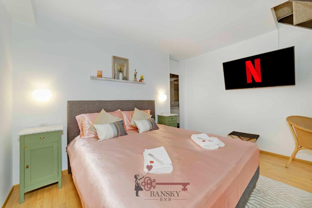 Ένα ή περισσότερα κρεβάτια σε δωμάτιο στο DUPLEX LOFT IN LUGANO CENTER with Garden, Wi-Fi -By EasyLife Swiss