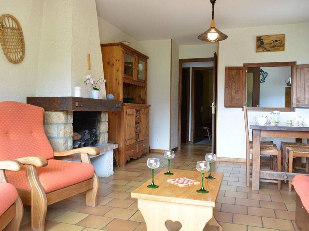 ein Wohnzimmer mit einem Tisch und Weingläsern darauf in der Unterkunft Appartement Le Grand-Bornand, 3 pièces, 6 personnes - FR-1-241-62 in Le Grand-Bornand