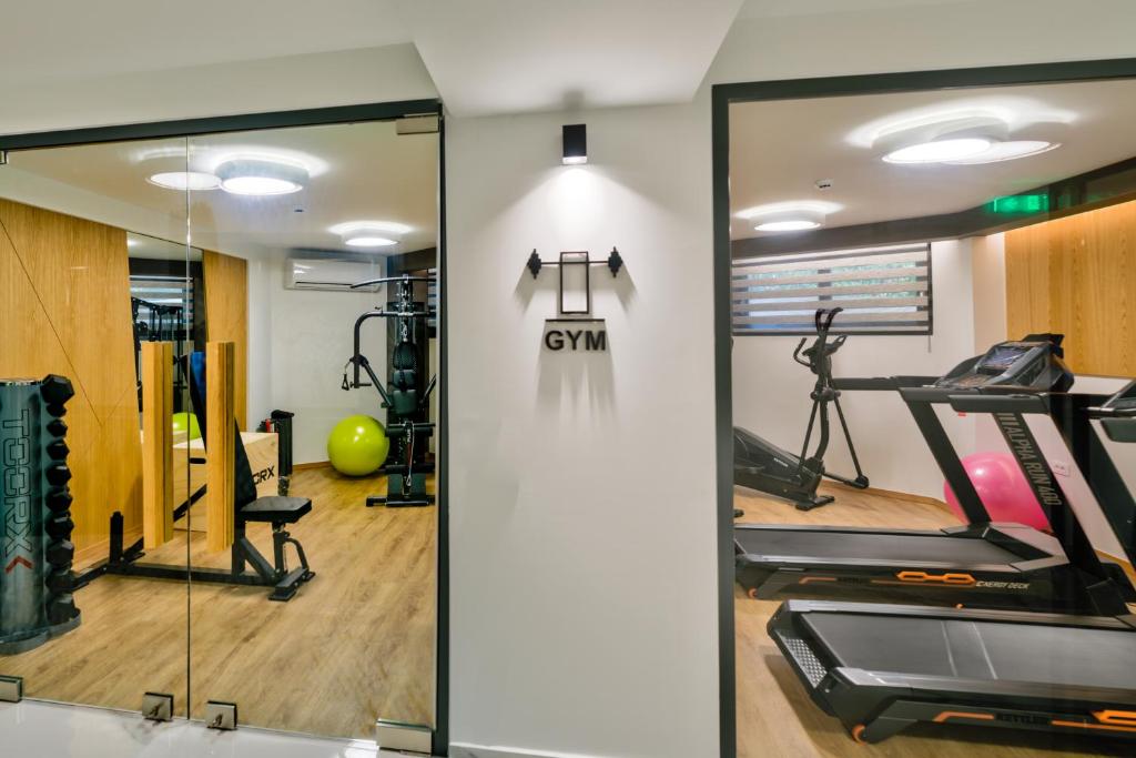 Fitness centrum a/nebo fitness zařízení v ubytování Poseidon Hotel