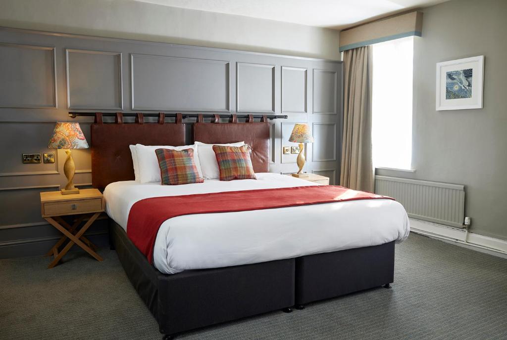 Un dormitorio con una cama grande y una ventana en Castle Hotel by Chef & Brewer Collection en Leicester