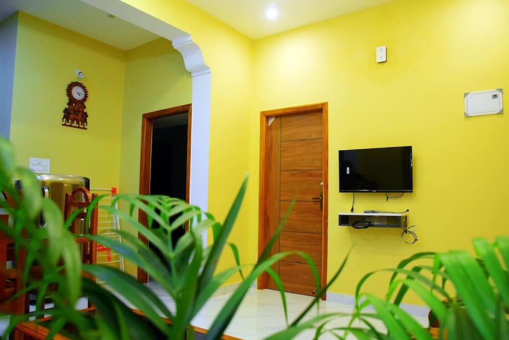 TV a/nebo společenská místnost v ubytování Sri Apartment 2BHK For Familys Couples Parking A1