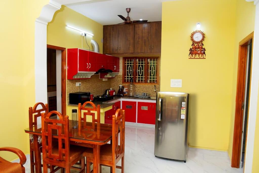 Kuchyň nebo kuchyňský kout v ubytování Sri Apartment 2BHK For Familys Couples Parking A1
