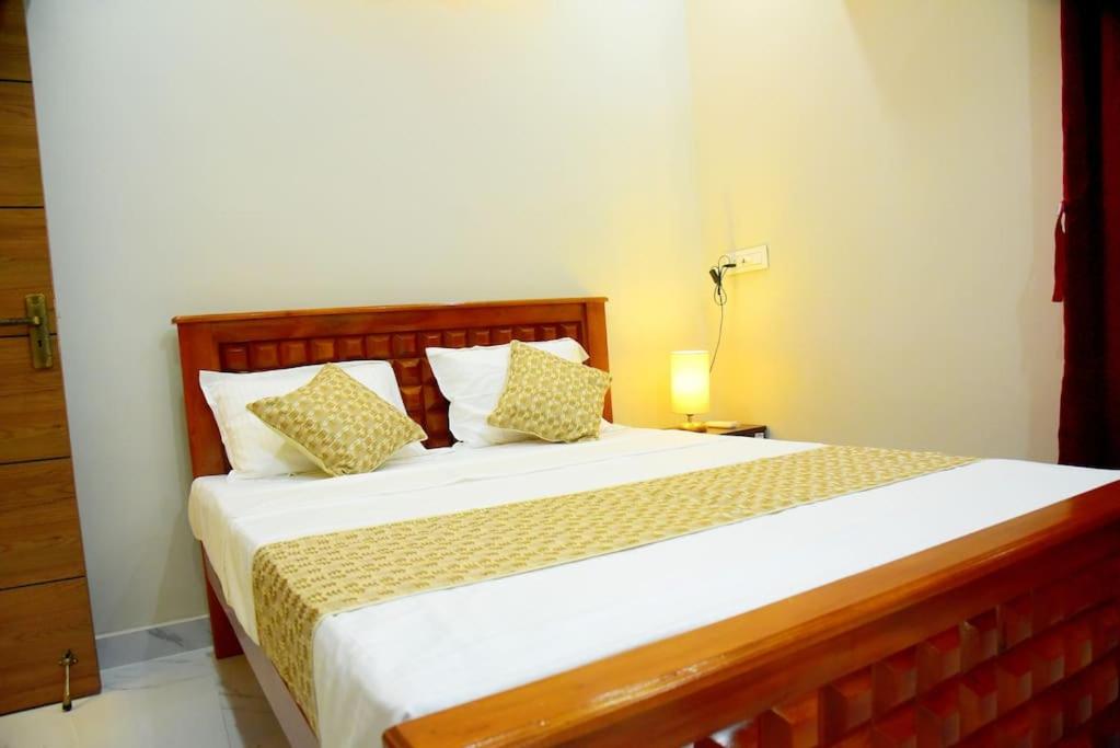 Postel nebo postele na pokoji v ubytování Sri Apartment 2BHK For Familys Couples Parking A1