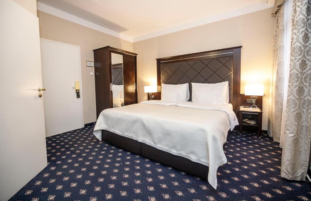 Postel nebo postele na pokoji v ubytování Pytloun Old Armoury Hotel Prague, Stará Zbrojnice