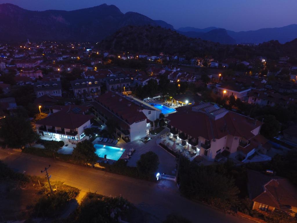 Nespecifikovaný výhled na hory nebo výhled na hory při pohledu z hotelu