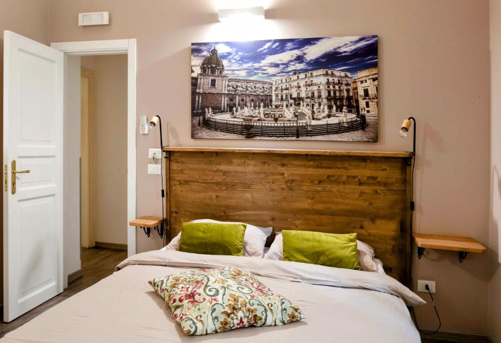 ein Schlafzimmer mit 2 Betten und einem Wandgemälde in der Unterkunft B&B Benincasa in Palermo