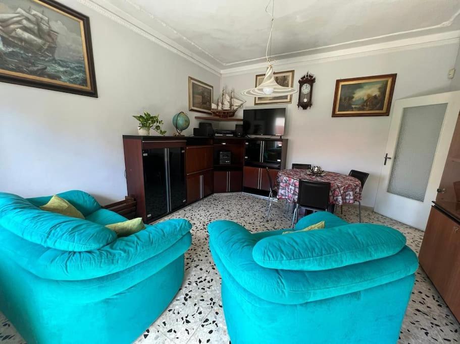 een woonkamer met twee blauwe banken en een tafel bij Ardenza Liberty in Livorno