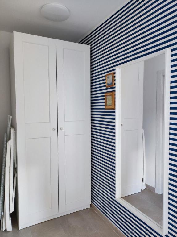 Pokój z 2 białymi szafkami i lustrem w obiekcie SALT Apartment w Medulinie