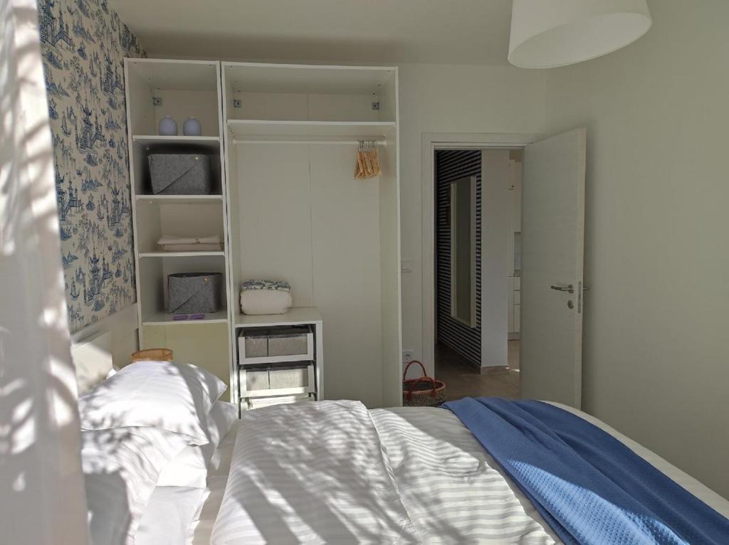 Łóżko lub łóżka w pokoju w obiekcie SALT Apartment