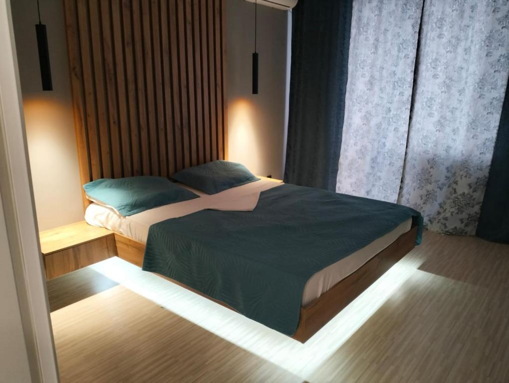 - une chambre avec un lit dans une pièce dotée d'une fenêtre dans l'établissement 1-ком VIP квартира, à Kostanay