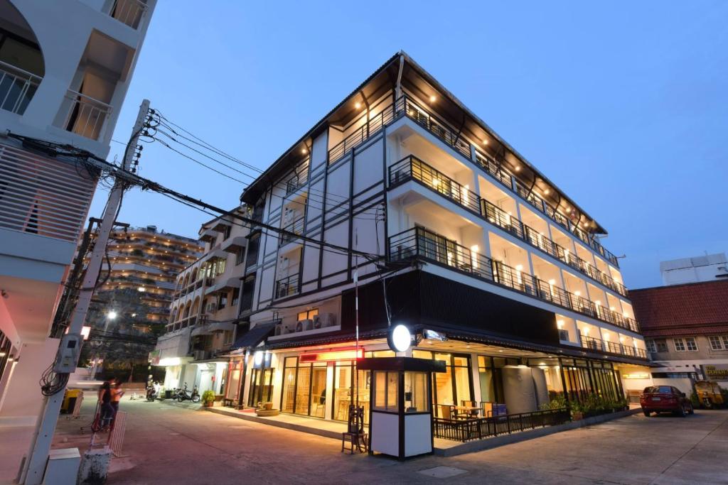 un edificio en una calle de la ciudad por la noche en The Golden Ville Boutique Hotel and Spa, en Pattaya central