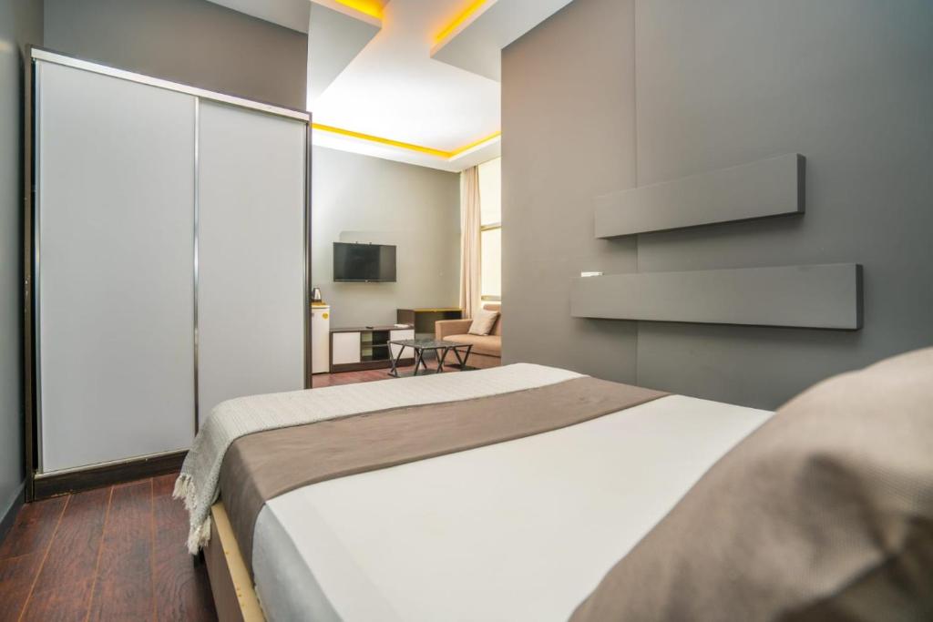 um quarto com uma cama grande e uma televisão em 216 Palace Suite em Istambul