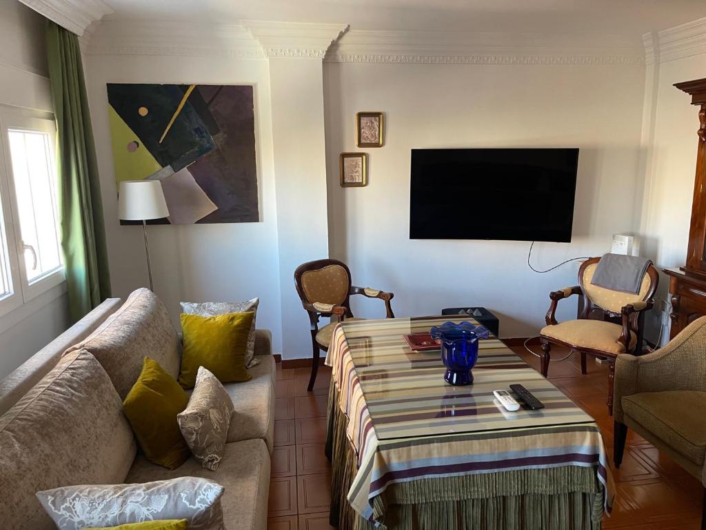Televízia a/alebo spoločenská miestnosť v ubytovaní Apartamento Ravel Playa Málaga