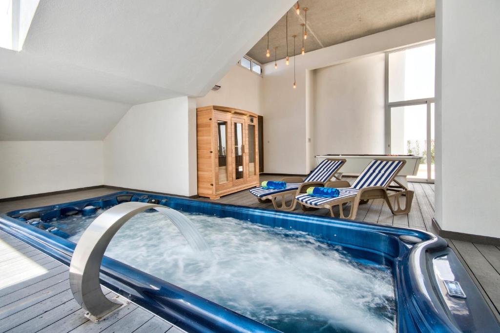 Фотография из галереи Maltese Luxury Villas - Sunset Infinity Pools, Indoor Heated Pools and More! в городе Меллиха