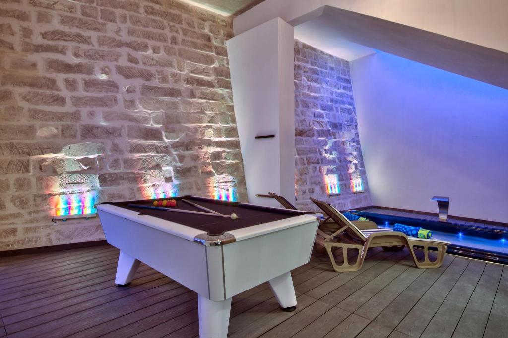 Бильярд в Maltese Luxury Villas - Sunset Infinity Pools, Indoor Heated Pools and More!