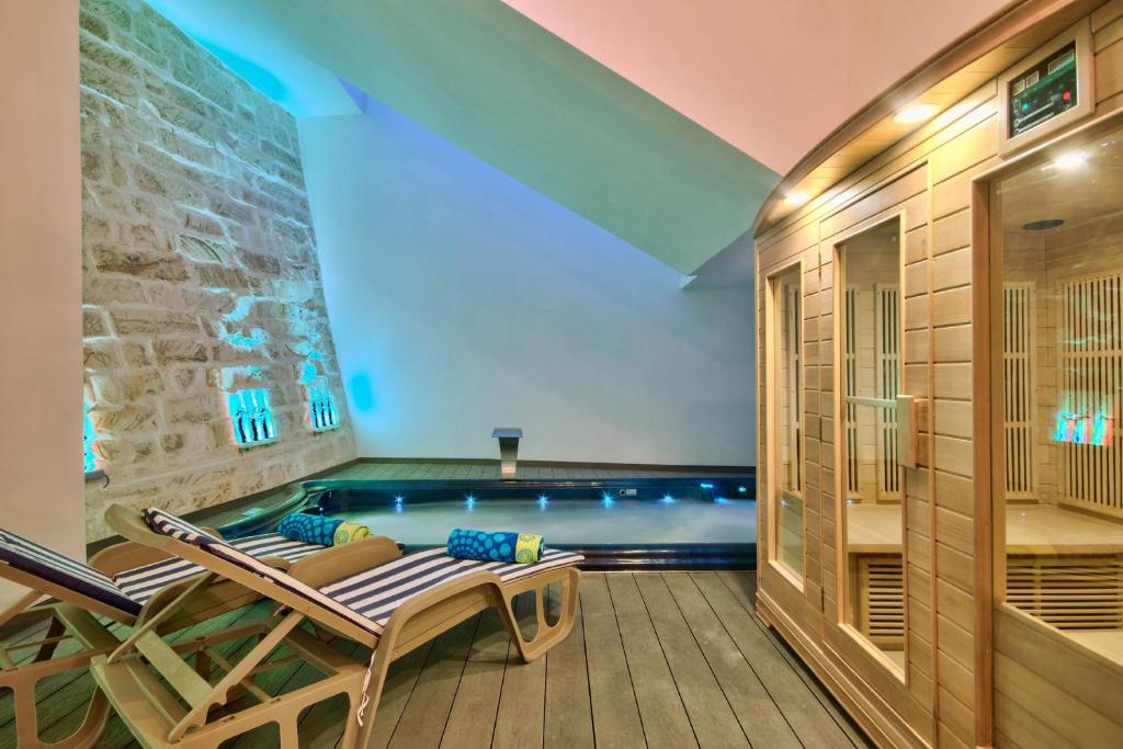 Фотография из галереи Maltese Luxury Villas - Sunset Infinity Pools, Indoor Heated Pools and More! в городе Меллиха