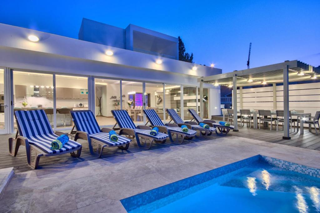 Бассейн в Maltese Luxury Villas - Sunset Infinity Pools, Indoor Heated Pools and More! или поблизости