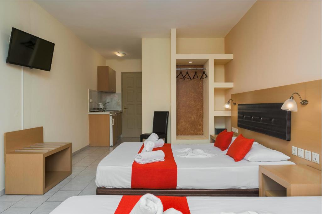 Postel nebo postele na pokoji v ubytování Kozanos Hotel & Suites