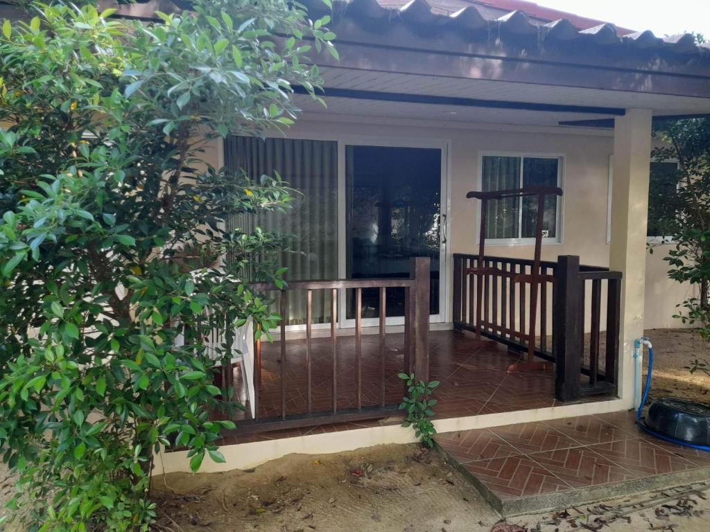 Pranee Beach Bungalows - Bungalow Con Vista Al Jardín