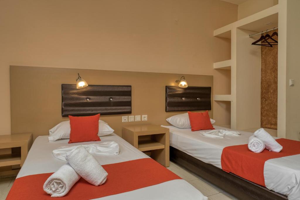 Postel nebo postele na pokoji v ubytování Kozanos Hotel & Suites