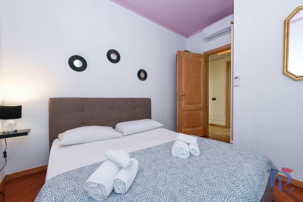 una camera da letto con un letto e due asciugamani di DesenzanoLoft Let It Be A Dream a Desenzano del Garda