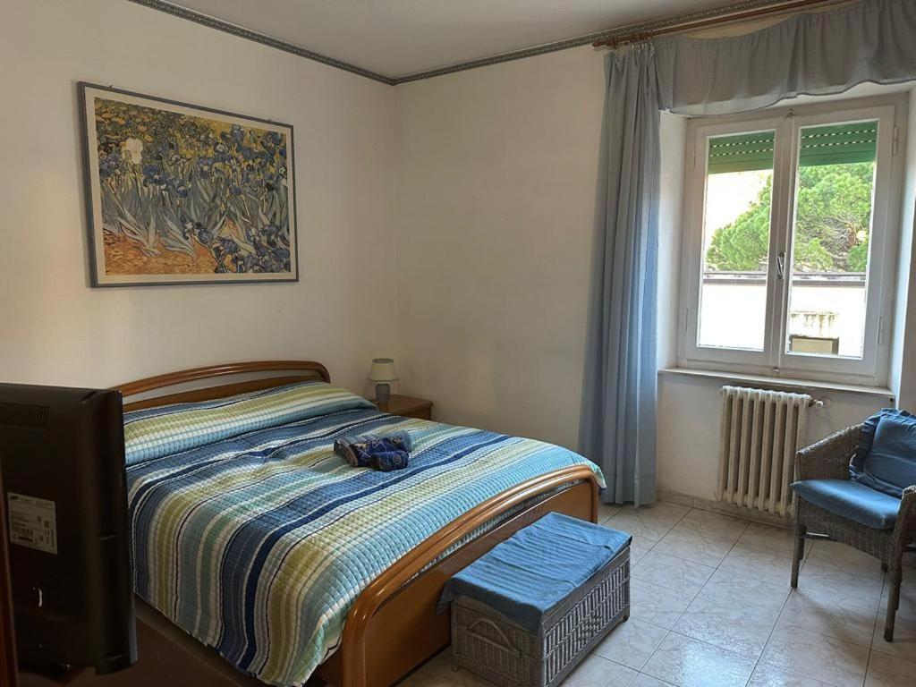 a bedroom with a bed and a window at Appartamento al mare in Porto Santo Stefano
