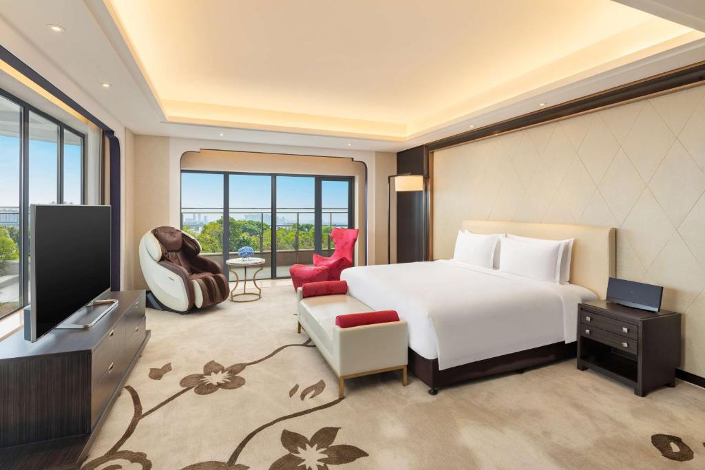 TV a/nebo společenská místnost v ubytování Radisson Blu Hotel Wuhan ETD Zone