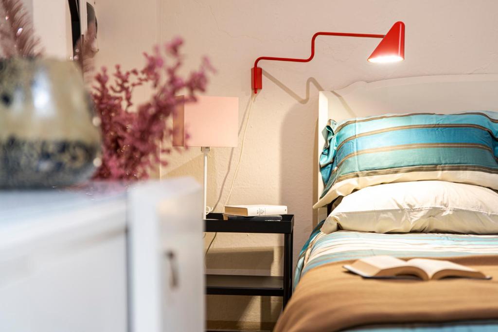 una camera da letto con un letto con un libro sopra di Reggio Center Lovely Apartments a Reggio Emilia