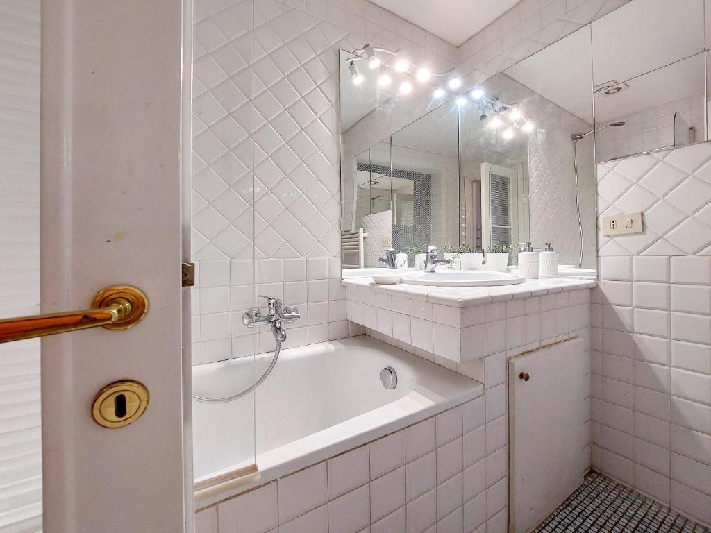 A bathroom at Prestigious Tagliamento Terrace