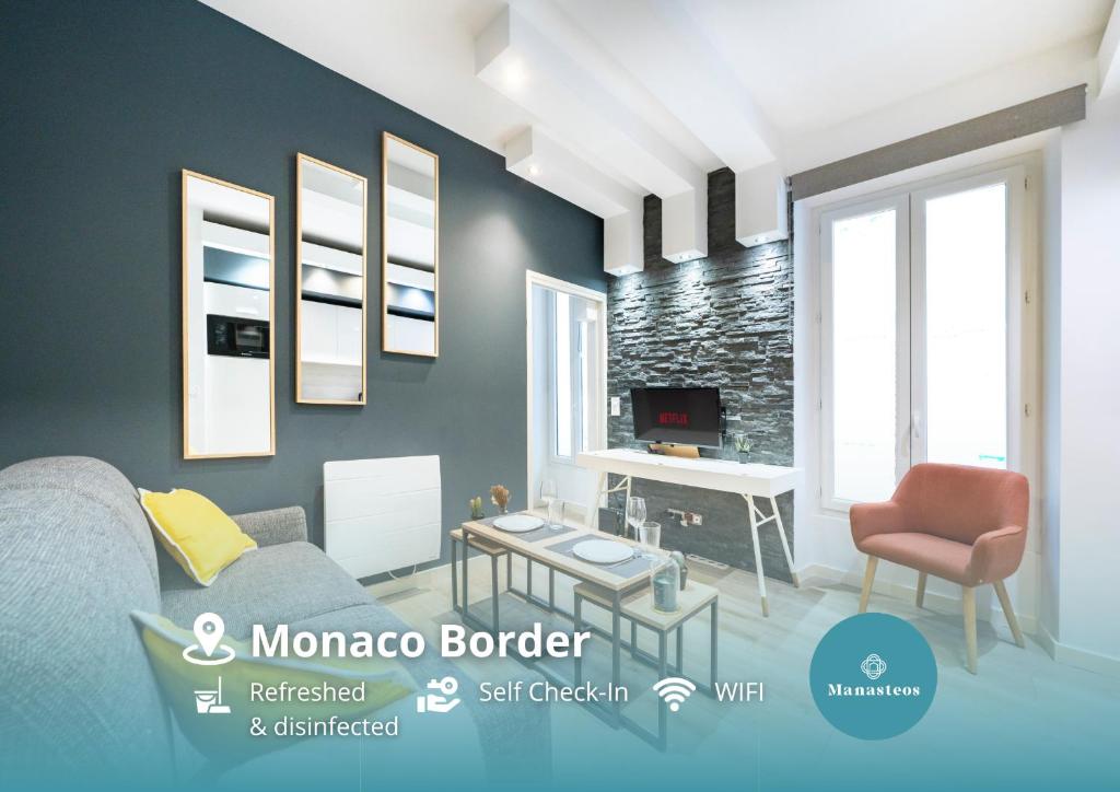 ein Wohnzimmer mit einem Sofa und einem Tisch in der Unterkunft Frontière Monaco, Appartement neuf - AM in Beausoleil