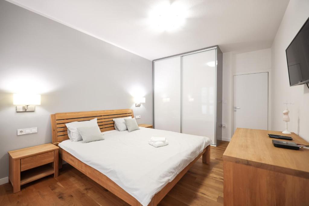 um quarto com uma grande cama branca e uma cómoda em Sunset Boutiqe Apartment Old Town Zadar em Zadar
