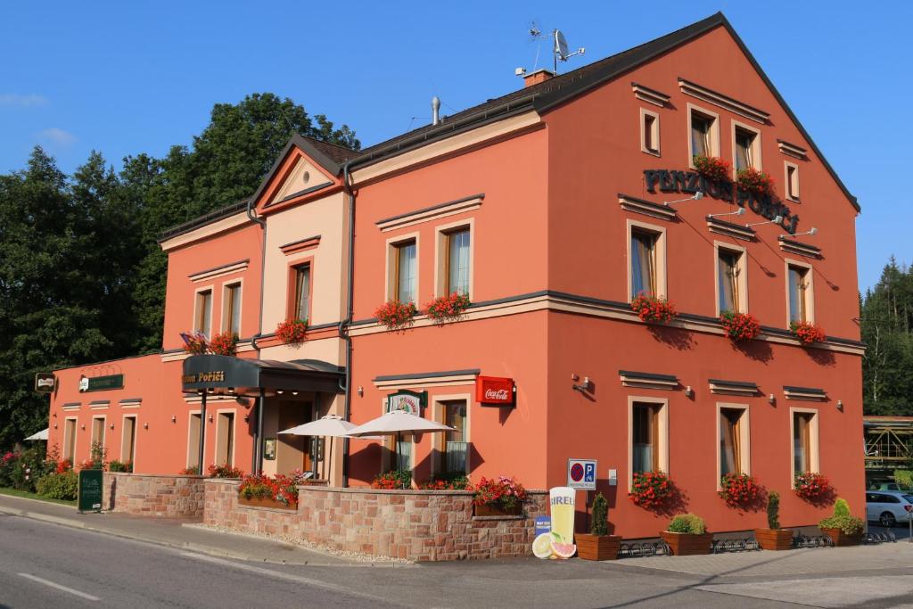 トルトノフにあるPenzion Poříčíの通傘付きのオレンジ色の建物
