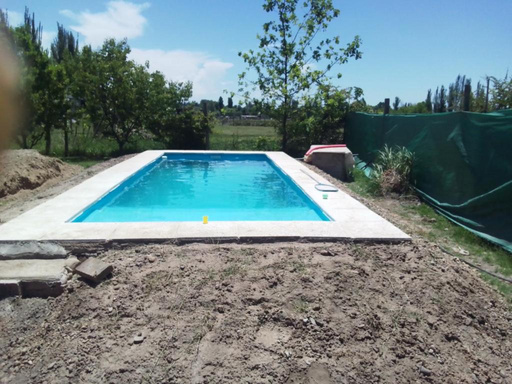 a swimming pool in the middle of a yard at Hospedaje El TaTa in Colonia Las Rosas
