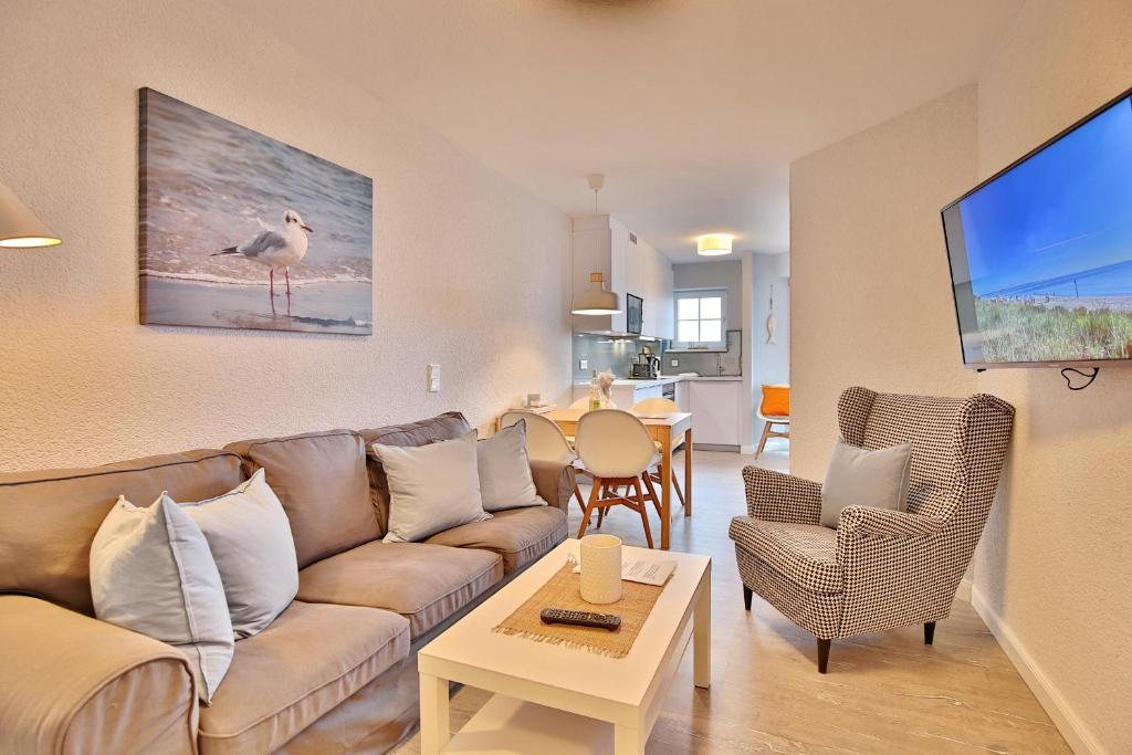 uma sala de estar com um sofá e uma mesa em Residenz Ostseestrand Residenz Ostseestrand Appartement 17 em Scharbeutz