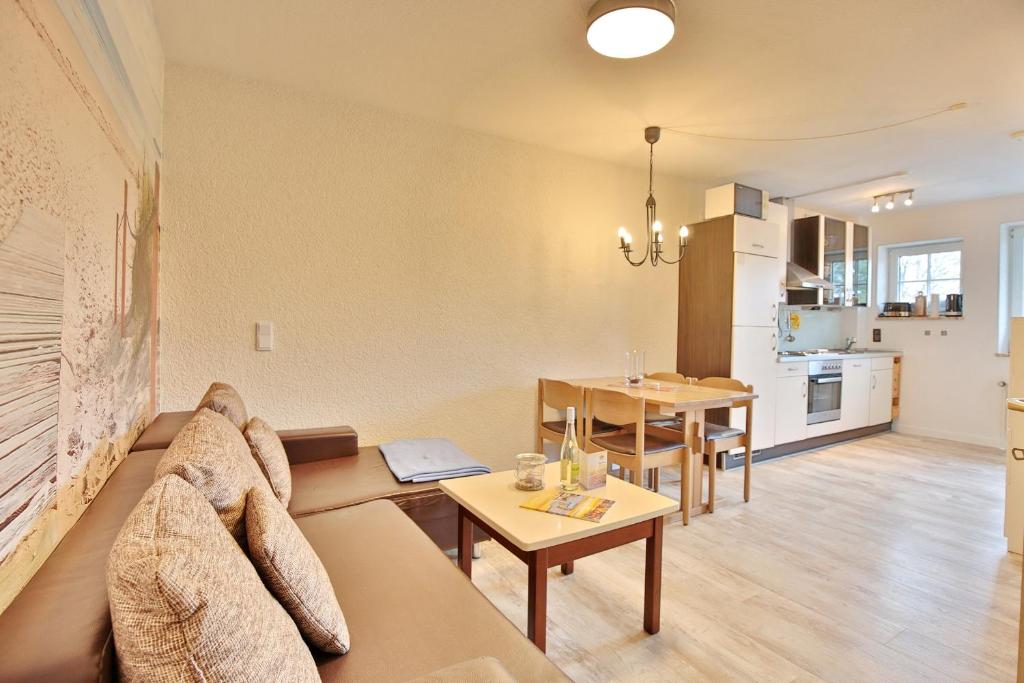 - un salon avec un canapé et une table dans l'établissement Residenz Ostseestrand Residenz Ostseestrand Appartement 20, à Scharbeutz